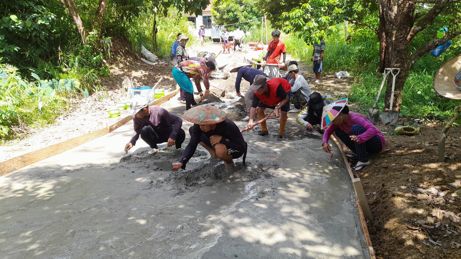 KEGIATAN SEMENISASI JALAN DESA LONG PALIRAN TAHUN 2025